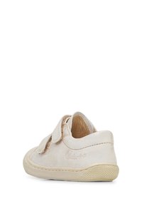 Světlé růžové semišové dětské boty se dvěma suchými zipy, kulatou špičkou a texturovanou gumovou podrážkou. Měkká podšívka a embosované logo na patě.