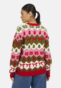 Maglione lavorato a maglia con motivo invernale rosso, verde e rosa con alberi, fiocchi e fiocchi di neve; polsini e orlo a coste.