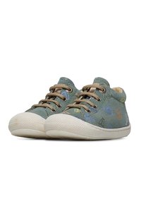 Sneaker in suede verde con motivi nautici multicolori, lacci beige e suola in gomma bianca texture. Design a vita corta alla caviglia.