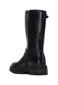 Bota de cuero negro hasta la rodilla con cremallera lateral, caña texturizada, punta redondeada y suela de goma gruesa para mayor estabilidad. Detalle de correa ajustable.