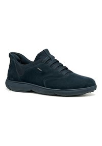 Sneaker scure in suede blu scuro con dettagli in mesh, caratterizzati da una punta rotonda e suola in gomma, fissati con un classico sistema di allacciatura.