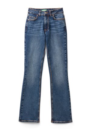 Jeans in denim svasati di un blu scuro con cuciture arancioni. Presentano tasche frontali, passanti per cintura e un orlo sfilacciato sul fondo.