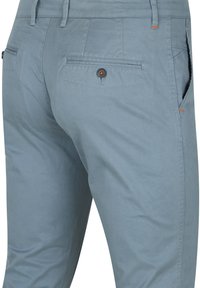 Lichtblauwe chino's van katoen, met een gladde textuur, zij- en achterzakken met knoopaccenten en zichtbare stikseldetails.