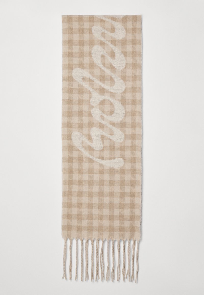 Audimo šviesiai rudas šalikas, siūtuotų raštų su minkšta tekstūra, papuoštas šoninėmis kutais ir stilizuotu tekstiniu dizainu.