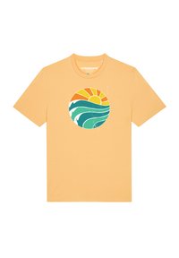 Kurzärmeliges T-Shirt mit Rundhalsausschnitt aus weichem orangefarbenen Baumwollstoff, das ein kreisförmiges Grafikelement mit Wellen und einer Sonne in Türkis und Gelb zeigt.