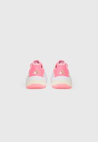 Zapatillas deportivas en malla blanca y rosa, con un upper texturizado, tira de agarre y suela de goma con acentos rosa. Detalle del logo dorado en el talón.