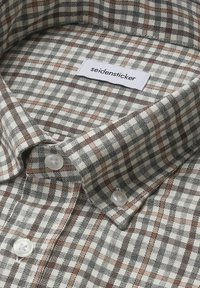 Geruite button-up shirt met een mix van grijs, bruin en crème kleuren. Gemaakt van stof met een zachte textuur en een kraaglabel.