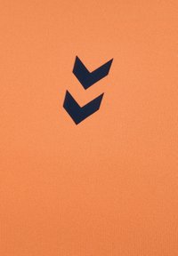 Oranje sportshirt met een gestructureerde afwerking, met een prominent marineblauw logo bestaande uit twee naar beneden wijzende chevrons.