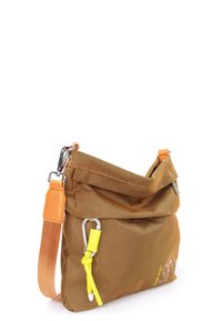 Borsa a tracolla in tessuto marrone con texture, dettagli arancioni, decorazioni gialle e componenti in metallo. Design con cima ripiegata e tracolla robusta.