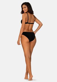 Czarny dwuczęściowy bikini z regulowanymi ramiączkami i zapięciem na klamrę. Prosty design o gładkiej fakturze i minimalnych detalach.