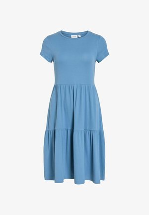 Niebieska sukienka z krótkim rękawem, długości do kolan, z marszczonym, warstwowym dołem i okrągłym dekoltem, wykonana z prążkowanej tkaniny.