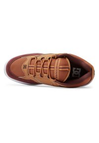 Tan och vinröd skate-sko med mesh- och mockamaterial, med vadderad krage, texturerade snören och logotypsdetaljer på sidan.