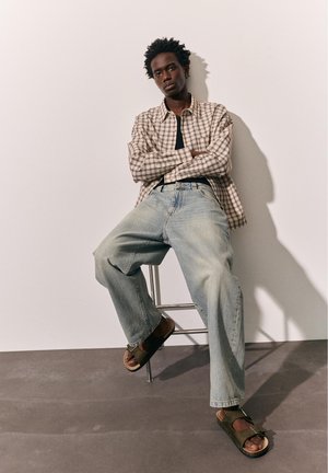 PULL&BEAR FLAT SANDAL - Papuci - khaki