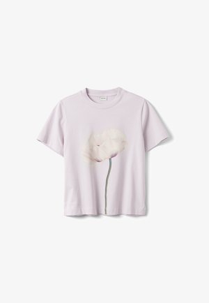 Maglietta a maniche corte di colore viola chiaro con una grande rosa chiara e stelo verde stampati sul davanti.