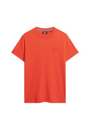 T-shirt uni orange vif à manches courtes, col rond, avec un logo brodé discret sur la poitrine gauche et un détail rayé à l’intérieur du col.