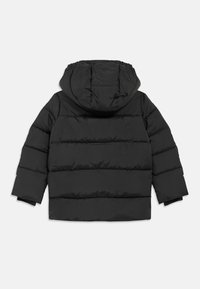 Černá péřová bunda s kapucí, zdobená prošíváním a elastickými manžetami. Hladký, lesklý povrch s volným, nadměrným střihem.