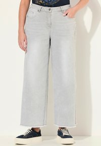 Ulla Popken - 5 POCKET MARY STRETCH - Jeans a zampa - light gray denim Immagine in miniatura 1