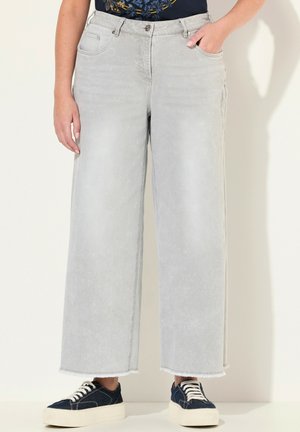 Ulla Popken 5 POCKET MARY STRETCH - Jean flare - light gray denim