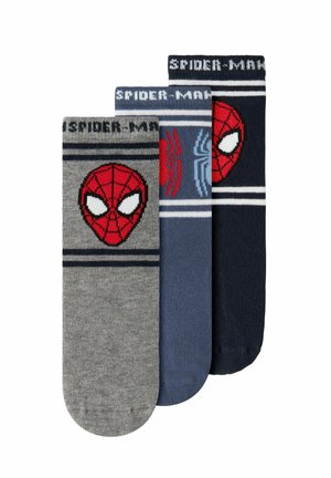Τρία ζευγάρια κάλτσες με θέμα τον Spider-Man σε γκρι, μπλε και ναυτικό, κάθε ζευγάρι με το πρόσωπο του Spider-Man ή το λογότυπο αράχνης και το κείμενο "SPIDER-MAN" στην κορυφή.