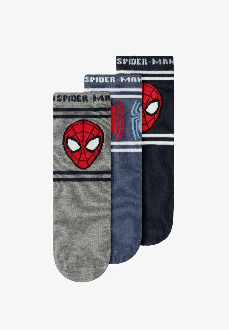Τρία ζευγάρια κάλτσες με θέμα τον Spider-Man σε γκρι, μπλε και ναυτικό, κάθε ζευγάρι με το πρόσωπο του Spider-Man ή το λογότυπο αράχνης και το κείμενο "SPIDER-MAN" στην κορυφή.