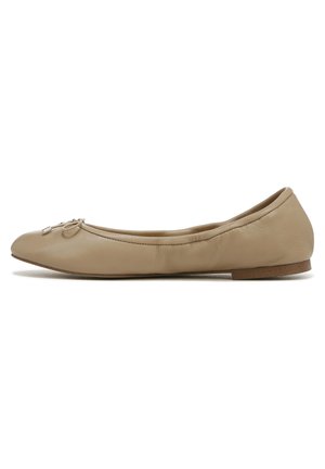 Ballerine in pelle color cuoio con punta leggermente appuntita, bordi arrotondati e un piccolo fiocco decorativo nella parte anteriore. Suola piatta e sottile.