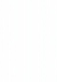 Due donne in piedi su una strisce pedonali in un contesto urbano, circondate da auto parcheggiate e edifici.