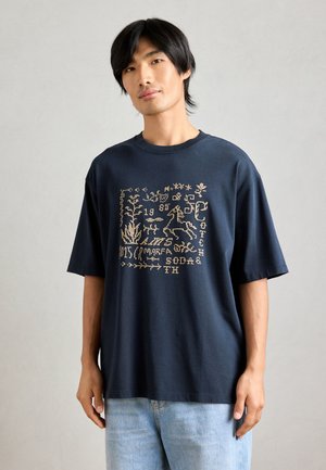 CROSS STITCHED FRONT ARTWORK LOOSE FIT - T-Shirt print - dark blue