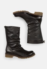 Bottes en cuir noir hauteur genou avec un design décontracté, fermeture éclair sur le côté et semelle en caoutchouc beige texturé présentant un motif de semelle.