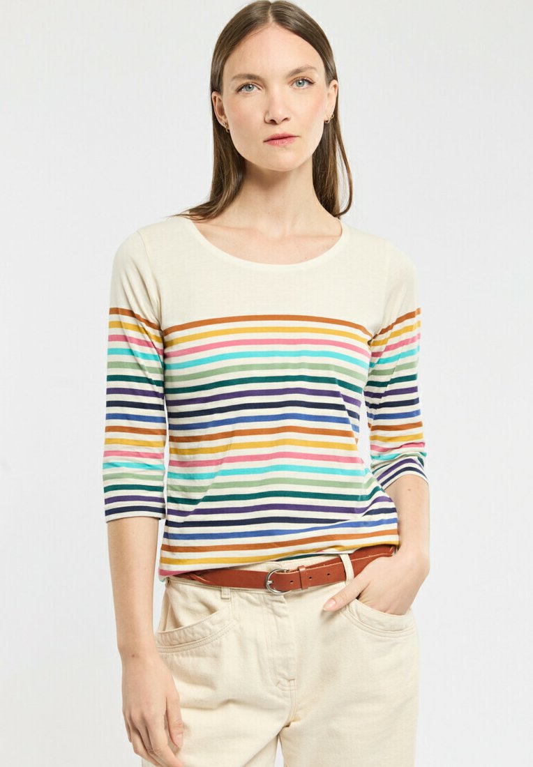 T-shirt à manches longues rayé avec un col rond. Présente des rayures horizontales colorées en bleu, vert, orange et rose sur un fond crème.