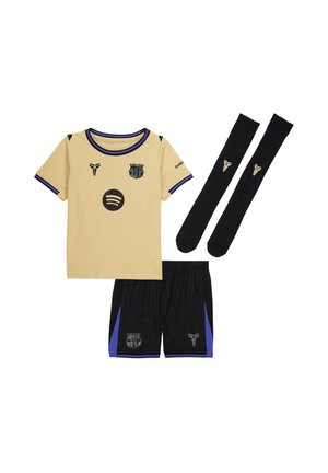 Camiseta de fútbol color dorado claro con ribetes negros y púrpuras, pantalones cortos negros a juego con rayas púrpuras y calcetines negros hasta la rodilla con logotipos dorados.
