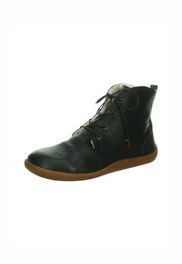 Schwarze Leder-Stiefeletten mit strukturiertem Finish, runder Zehenpartie und Schnürdesign. Weiches Innenfutter und flexible braune Gummisohle.