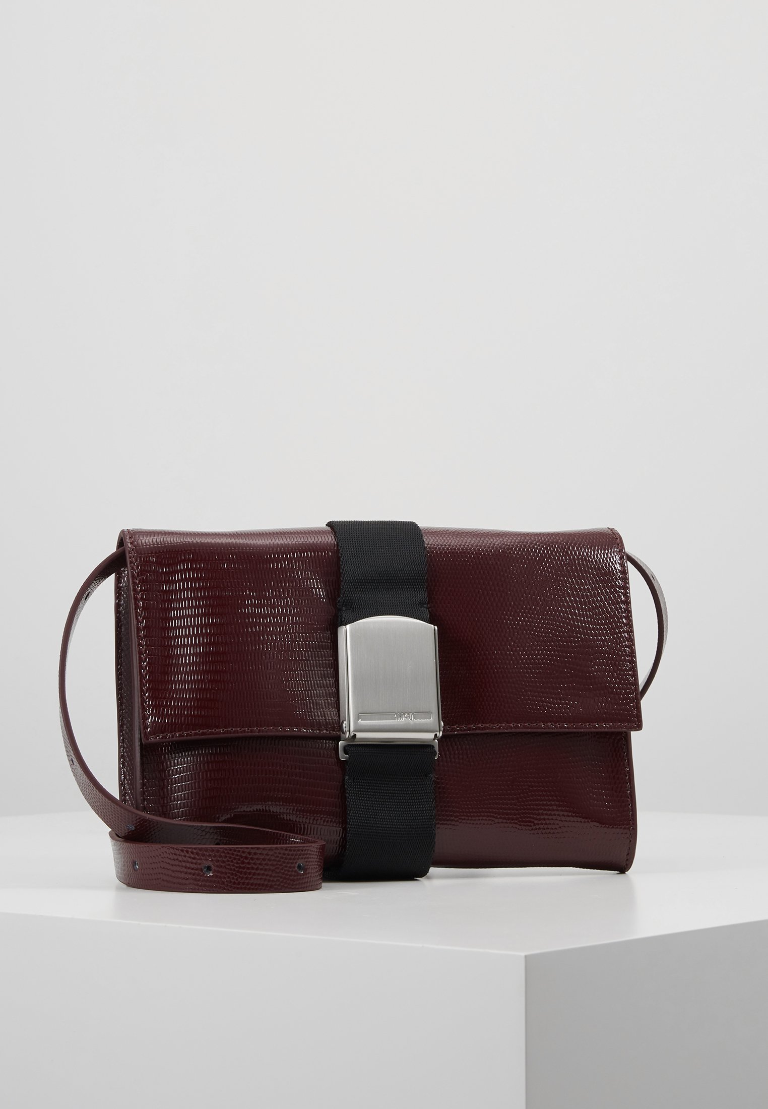 McQ Alexander McQueen CHRISTINE DELUXE Skulderveske McQ Alexander McQueen CHRISTINE DELUXE Skulderveske