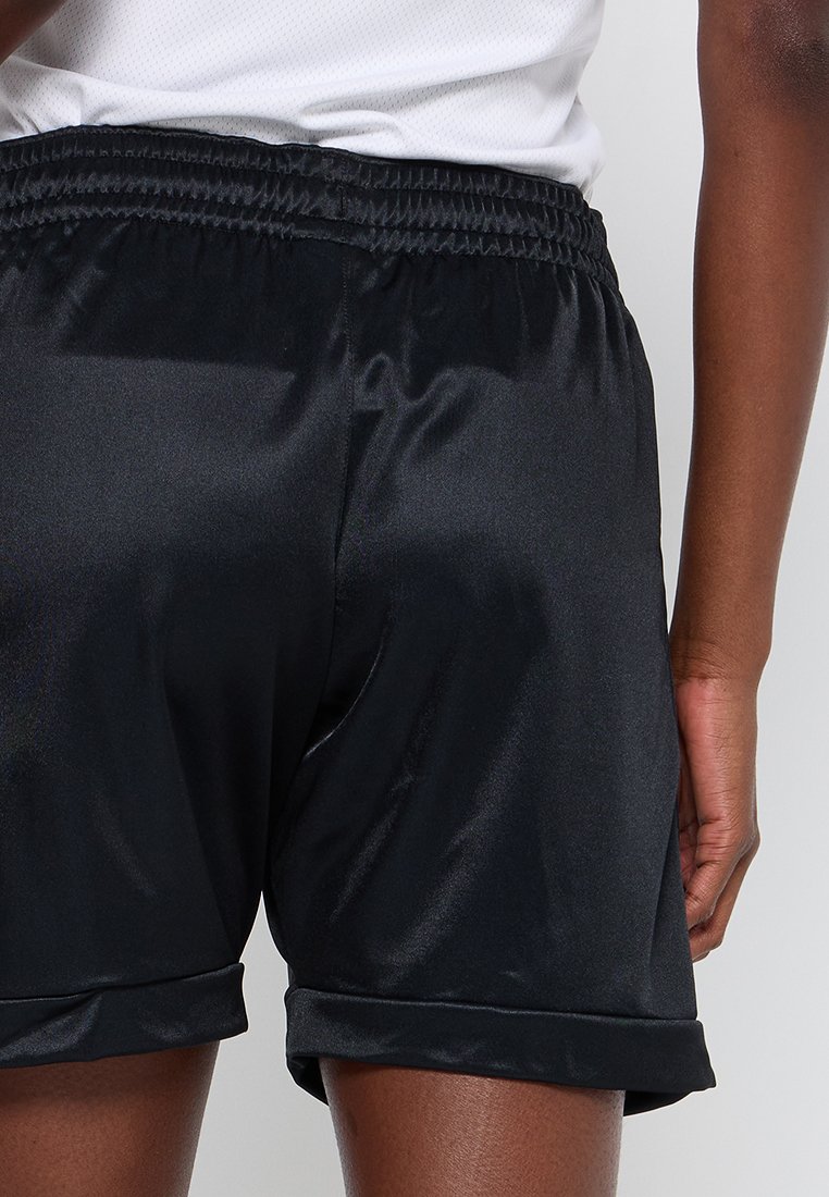 Shorts en satin noir avec une taille élastique, présentant une texture lisse et des ourlets retroussés. Aucun logo ou motif visible.