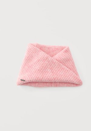 Tour de cou tricoté côtelé rose doux, plié à plat avec une petite étiquette métallique de marque sur fond blanc.