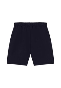 Μπλε ναυτικό βαμβακερό σορτς με ελαστική μέση, σχεδιασμένο με μήκος μέχρι το γόνατο και λεία υφή, χωρίς τσέπες ή διακοσμήσεις.
