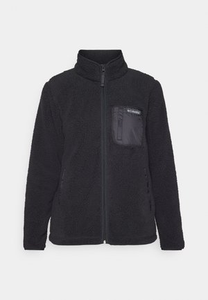 Svart fleecejacka med hög krage, dragkedjestängning och en texturerad yta. Har en bröstficka med en slät tygpanel.