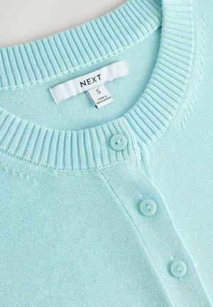 Cardigan tricoté bleu clair avec un col et des poignets côtelés. Dispose d'une fermeture à trois boutons avec des boutons assortis. L'étiquette indique "NEXT", taille petite.