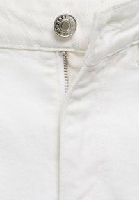 Tessuto di denim bianco con chiusura a zip. Presenta un bottone metallico e cuciture pulite lungo la cucitura vicino alla zip.