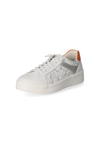 Sneakers en cuir blanc avec des accents argentés texturés, un onglet de talon orange et un motif sur le côté. Bout arrondi et semelle en caoutchouc.