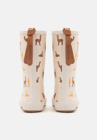 Bottes de pluie en caoutchouc blanc avec des motifs d'animaux colorés en tons marron et orange, dotées d'une sangle beige à l'arrière et de semelles texturées.