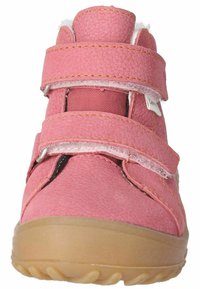 Scarpe da bambino rosa con una tomaia in pelle texturizzata, dotate di due fasce in velcro e una suola in gomma con un leggero motivo antiscivolo.