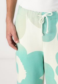 Marimekko FINAALI UNIKKO UNISEX - Pantaloni sportivi - off white/green
