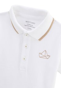 Polo en coton blanc avec une finition texturée, doté d'un col rayé doré et d'un design de bateau brodé sur la poitrine. Taille : 12 mois.