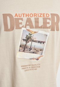 Tekst 'Autoriseret Forhandler' og 'Premium Kvalitet Dele & Service i Upstate NY' med et brændt Polaroid-stil foto af palmer og ørkenlandskab.