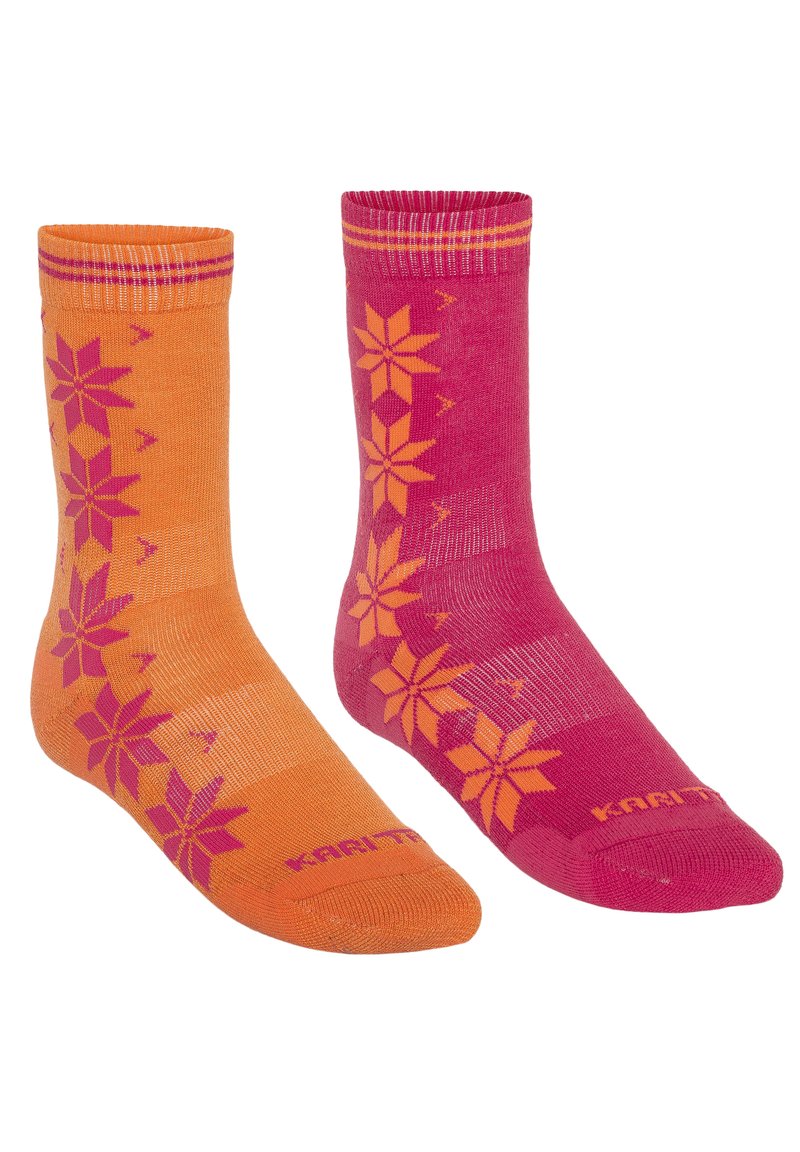 Galna strumpor i orange och rosa. Båda har mönster av kontrasterande snöflingor. Mjuk stickad material med ribbade manschetter.