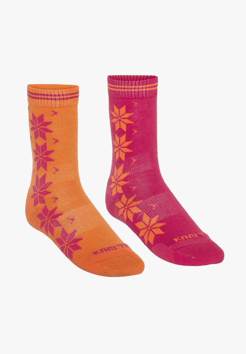 Galna strumpor i orange och rosa. Båda har mönster av kontrasterande snöflingor. Mjuk stickad material med ribbade manschetter.
