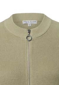 Lichtgroene geribde gebreide cardigan met een staanderkraag, voorzien van een zilveren rits en een ronde ritsen trekker. Etiket leest "Marie Lund, Kopenhagen, S."