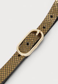 Ceinture en métal doré et noir avec un motif texturé, dotée d'une boucle rectangulaire dorée et de plusieurs trous d'ajustement.