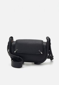 Melnas ādas plecu soma ar apaļu formu, priekšējo pārsegu un sudrabainiem metāla akcentiem. Aprīkota ar regulējamu siksnu daudzpusīgai lietošanai.