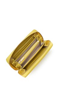 Portefeuille jaune en matériau texturé, comportant plusieurs emplacements pour cartes, un compartiment zippé et des couleurs intérieures contrastantes.